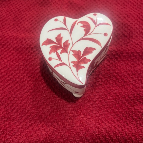 Andrea By Sadek Other - Vintage Andrea by Sadek Heart-Shaped Red and White Trinket Box